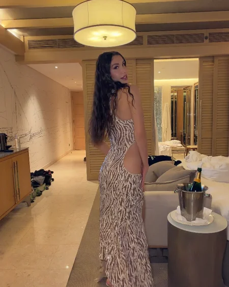 Julia - Photo 1